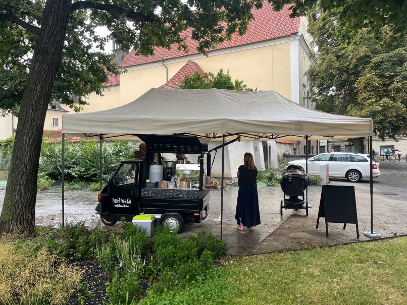 Nůžkový stan v parku